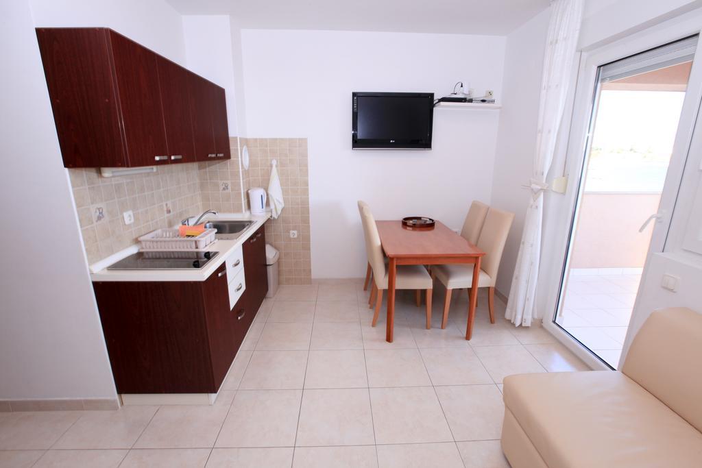 Apartments Miroslav Povljana Exterior photo